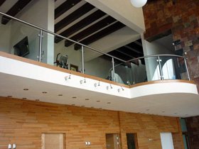Barandal de cristal para areas elevadas - Aluminio Integral Potosino (AIP)